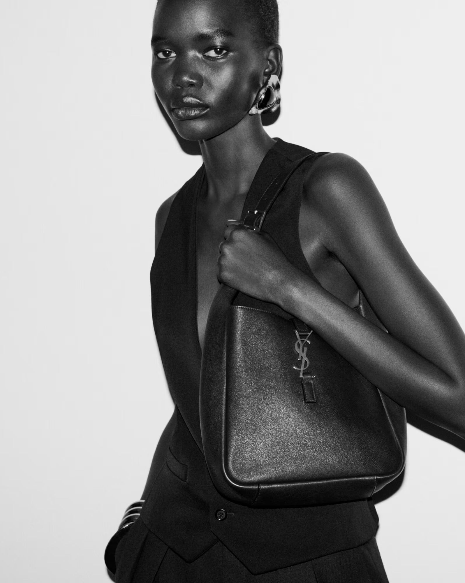 SAINT LAURENT LE 5 À 7 SMALL MORBIDA IN PELLE MARTELLATA